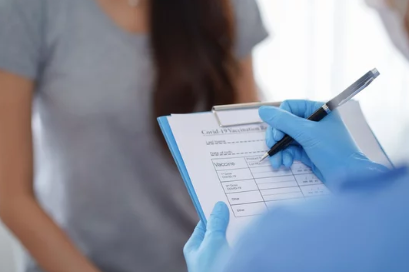 doctor explaining possible glutathione injections side effects before treatment