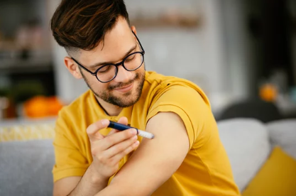 doctor explaining side effects of glutathione whitening injections during consultation